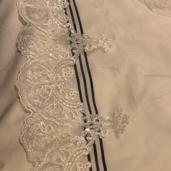 Oleg Cassini brand new wedding veil and headpiece. - Picture 3 of 7